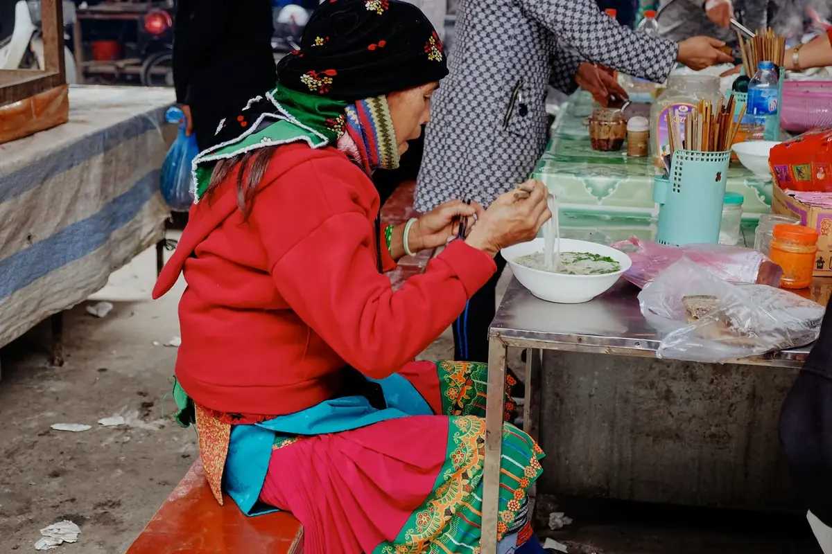 A morning food stall at Phsar Leu market in Siem Reap