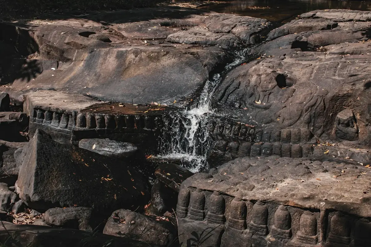 The River of a Thousand Lingas, carvings under the running water